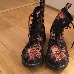 FLORAL DOC MARTENS SIZE 9
